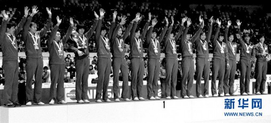 (体育·图文互动)(4)英雄儿女让祖国更加伟大——写在中国女排第十次获得“世界三大赛”冠军之际(配本社同题文字稿)